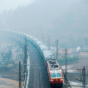 铁道风景线丨列车穿行在陇山渭水间，美！