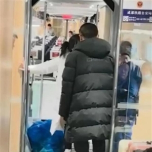 高铁上买到过期4年的方便面？铁路回应