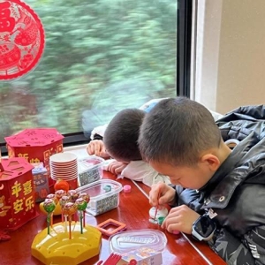 春运·小事中的改革丨高铁有了“遛娃舱” 带娃出行不再烦恼