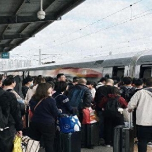 时评：务工专列，铺就复工复产“快车道”