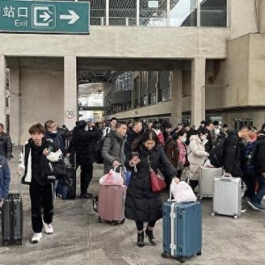 时评：务工专列，春节后经济复苏的助推器