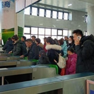 铁路复工专列：温暖返岗路，激活新动能