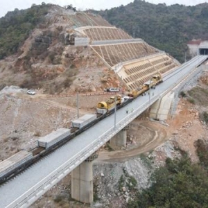 广西两条在建高铁项目全面复工，其中一条年内通车
