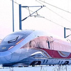 时评:高铁列车踏雪而行 春运路上的最美雪景