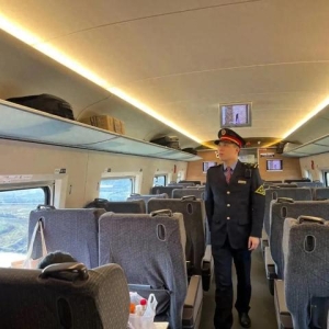 高铁上行李箱无人认领，乘警开箱：“嚯！70万……”