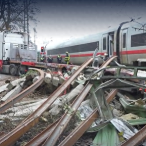 德国汉堡列车与卡车相撞致1死16伤