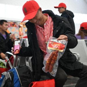 爱心列车护送外出务工人员返岗