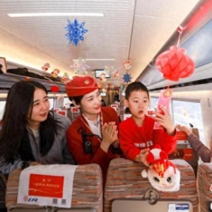 （新春见闻）京哈高铁列车上闹元宵