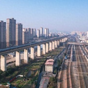 时评：以铁路风景，绘时代新篇
