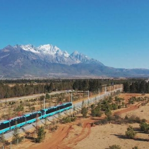 丽江⇌玉龙雪山 全球首列全景观光山地旅游列车来了