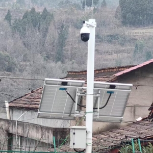 “铁路旁新装的摄像头，咋直对着我家卧室？”铁路部门回应村民质疑：已将旋转摄像头，换为直照铁路摄像头