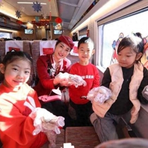 京哈高铁列车开展“手摇元宵庆佳节”活动