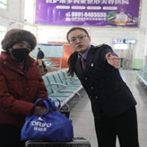 铁路“出行管家”：务工专列铺就返岗暖心路