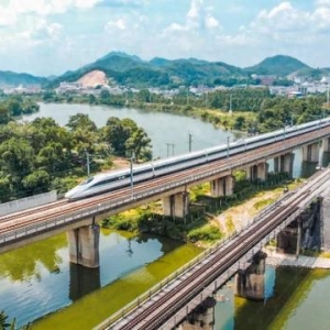 复兴号“亲”上了！网友：还有围观群众？