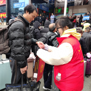 打工夫妻的返岗路：踏上专列，从村口直达厂门