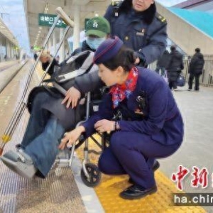 高铁列车员暖心服务 守护旅客春运归途