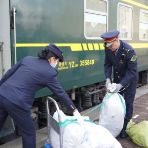 秦巴山区的惠农“慢火车”