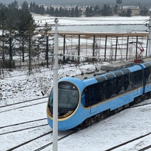 雪山下的列车，等客来