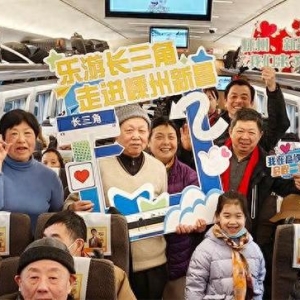 时评：银发专列，驶向幸福晚年的流动风景线