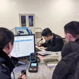 最后一趟列车驶离站台，售票窗口来了两名旅客！