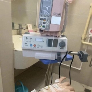 官方通报“孕妇坐动车被行李箱砸中致胎儿早产离世”：箱子放在“勿放行李”的隔断处，列车启动时箱子掉落