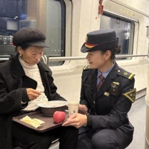 D381次列车：疾驰列车上的一份“温情盒饭”