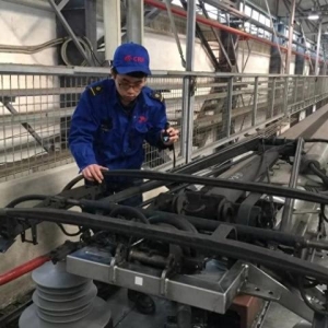 高铁是怎样供电的？速度之快，高铁头顶的高压电为何线磨不断