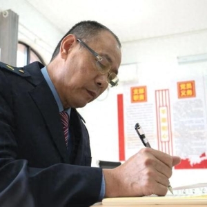 “老铁路”40多年坚持做一件事，网友：看哭了