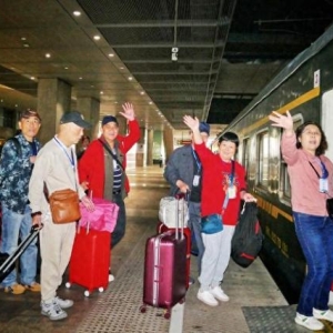 “乘着列车去旅游”受青睐 多地陆续开出专列
