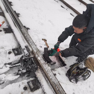风雪归途上的铁路“破冰人”