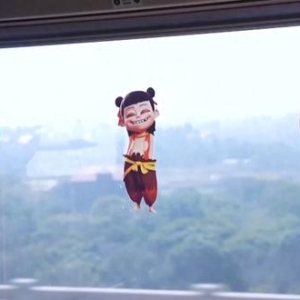 外国游客乘坐“光影”列车 打卡美丽中国