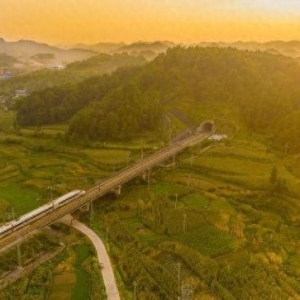 “铁路风景”映照中国式现代化宏伟蓝图