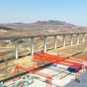 一条铁路的通勤化改造，能否为这座万亿城市“改命”？