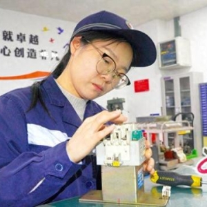 电备组：指尖毫厘 呵护铁路安全畅通(图)