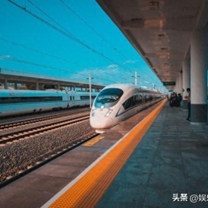 动车突然临停，原因泪目！网友吵翻了：规则和人命，到底该选谁？