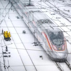 强降雪天气来袭，除冰动车组、除冰机车出动！
