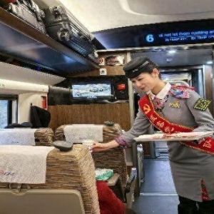 时评：“雷锋精神”耀铁道，人民铁路谱新篇