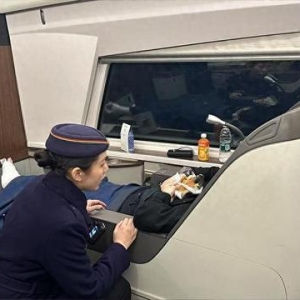 温暖同行：G410/7次列车与车站接力护送受伤旅客