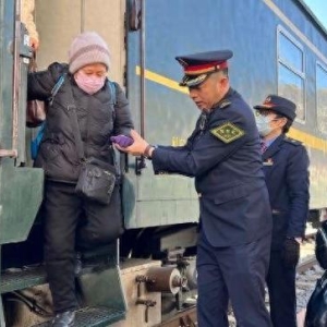 时评：火车“等一个人”，轨道之上温情暖暖