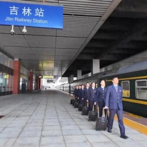 这趟列车很特别！乘务员准备的物品亮了！