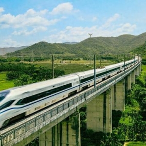 今起海南环岛高铁实现公交化运行