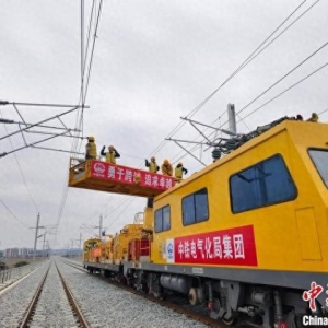 南凭高铁崇凭段开始架设接触网导线 全线今年内开通运营