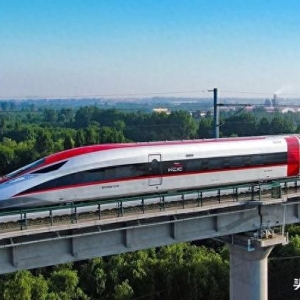 为何中老铁路目前看起来赚钱，但是雅万高铁看起来巨亏?