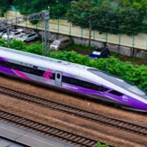 时评：时代浪潮加速度，人民铁路为人民