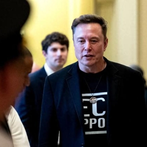 中美胜负已分，看到中国高铁后，马斯克强调3字，还为美国人悲哀