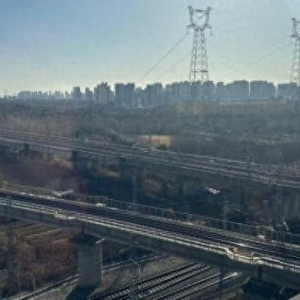 轨道上的春日图景：开往春天的幸福列车