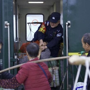 怀化开往重庆的“卖菜”慢火车，到处是扁担和箩筐，乘警常常帮农户把菜担子搬上车