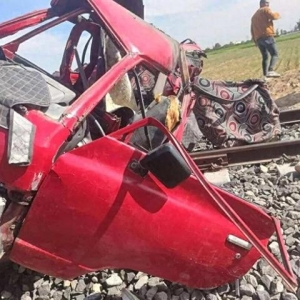 埃及火车与小巴相撞致8人死亡
