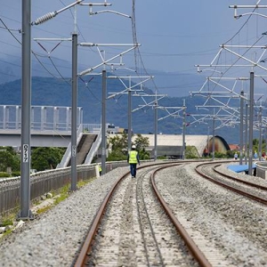 雅万高铁全线接触网一次送电成功