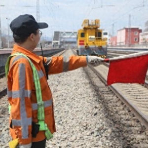 “全方位扫描” 守护铁路供电安全